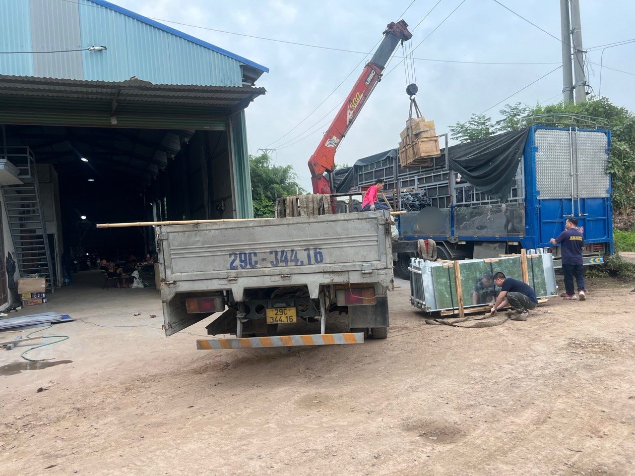 Hàng máy móc thiết bị công trình